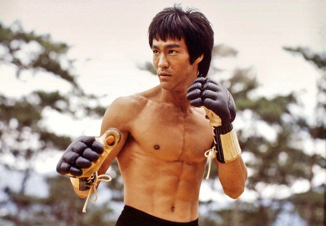 The Bruce Lee workout: 7 exercises to build muscle without weights |  Esquire Middle East – The Region's Best Men's Magazine