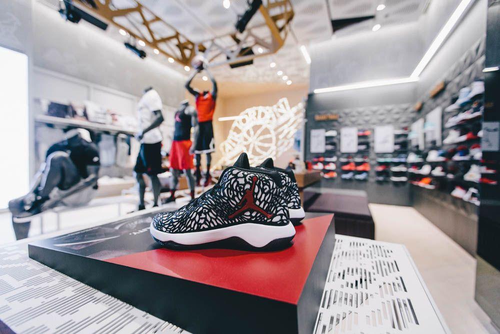 Магазин оригинал сайт. Nike Air Jordan Store. Nike в Дубай Молл. Dubai Mall Nike Jordan.