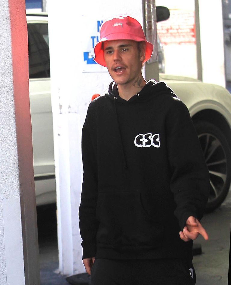 Justin Bieber has a cute, hot pink bucket hat