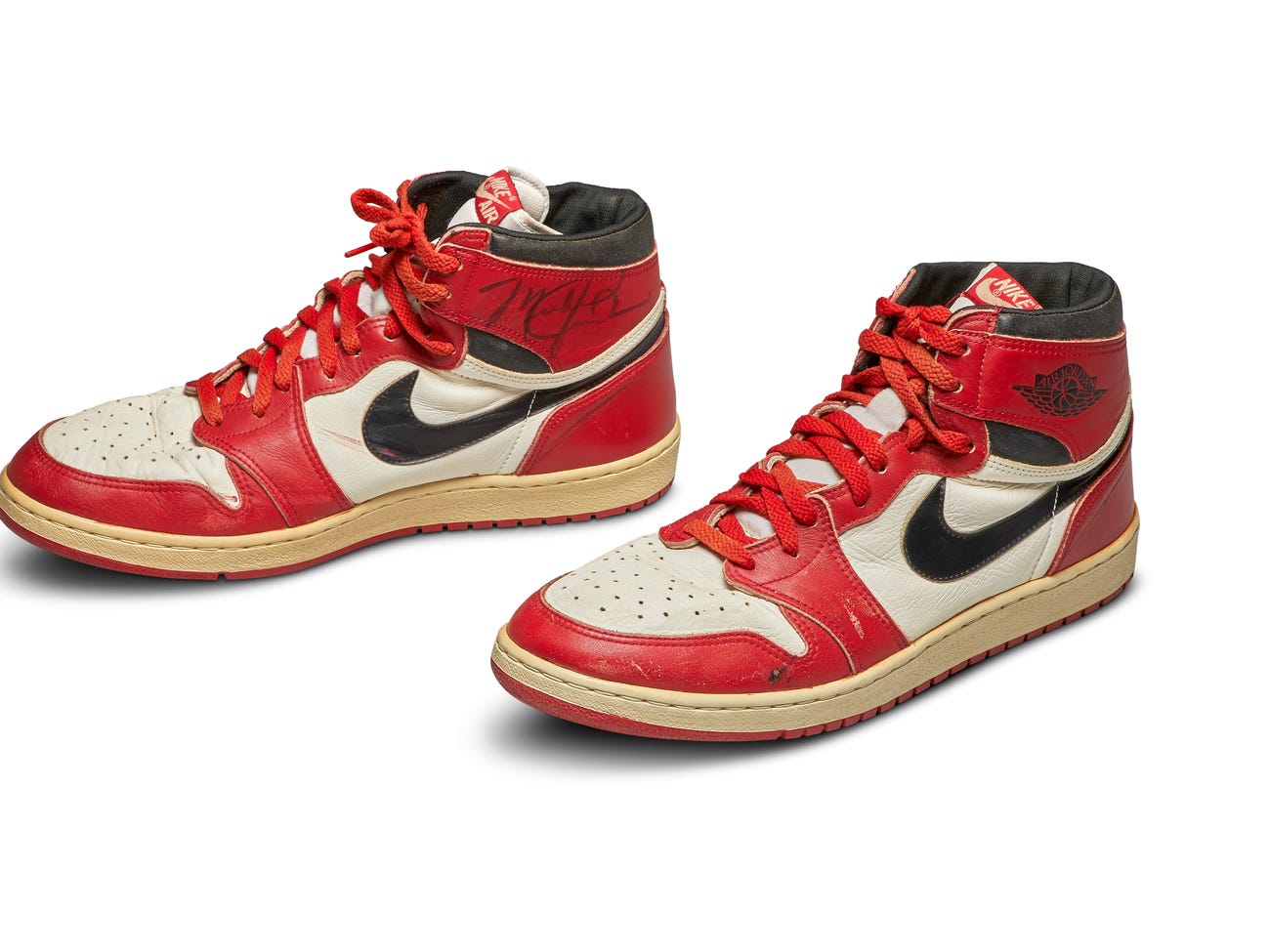 Michael Jordan S Signature Air Jordan Shoes From 1985 Are Going Up For Auction Esquire Middle East