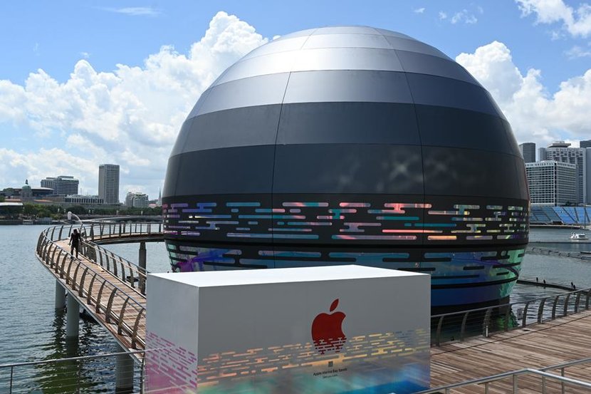 Singapore S Floating Apple Store Looks Like The Death Star Esquire Middle East