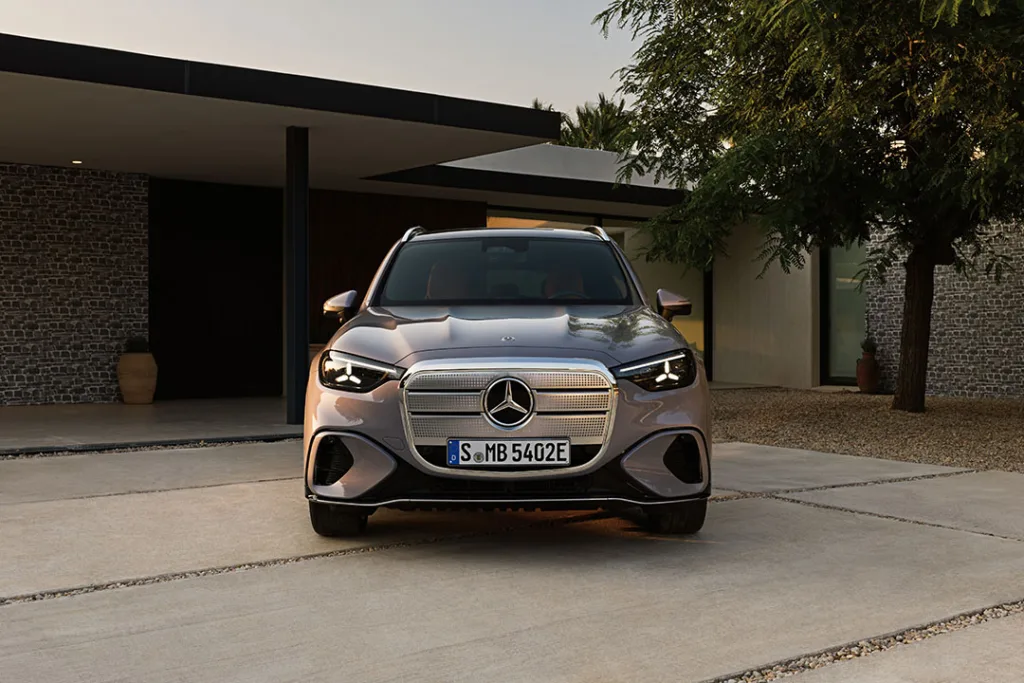 front shot of the front grill of the new Mercedes-Benz GLC 2026 outside a stylish modern house