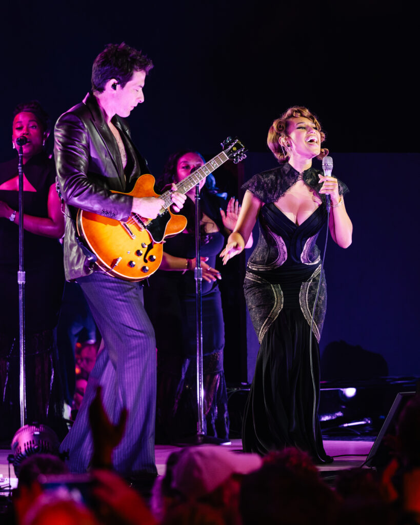 RAYE Opens Montreux Jazz Festival 2026 Raye MontreuxJazzFestival Campaign 2026 Photo Show Raye And MarkRonson @MarcDucrest 4x5 819x1024 